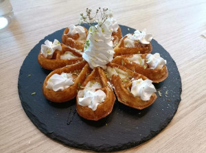 台北西門町人氣美食！樂野食現烤薄餅披薩，清炒義大利麵香氣十足超美味。