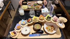 宜蘭巿區創意美食【游饗創意中式定食】九層階梯式擺盤超浮誇/視覺與味覺雙重享受/一整層兒童遊戲室/Google...