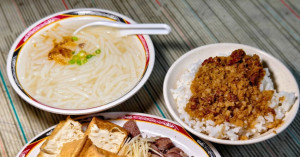 台北早餐推薦！景美無名米粉湯必吃秒殺滷肉飯，開店半小時完售。