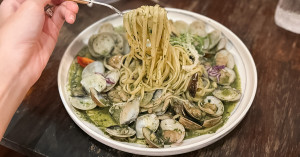 基隆正濱漁港美食推薦！河豚很多 在防空洞裡面吃飯，義大利麵、窯烤披薩都有。