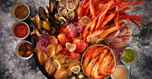 寒舍艾美探索廚房華麗回歸！全新日料檯升級、50款海味與炙燒和牛握壽司打造信義區最強自助餐。