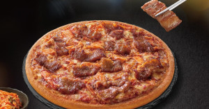 必勝客解職員工是這兩位！必勝客海鮮比薩 韓式泡菜燒肉比薩升級開賣。