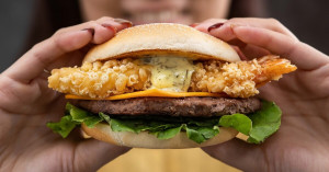 4大速食新品！麥當勞炸蝦堡回歸 達美樂巧克力豆披薩，必勝客「解職員工」披薩升級。