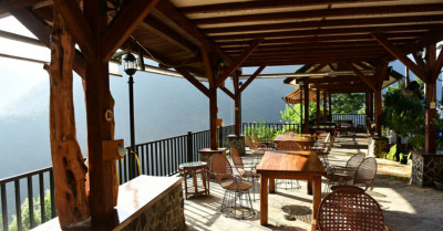 桃園拉拉山住宿推薦！絕美山谷景觀谷點咖啡民宿一泊三食，享受大自然美景。