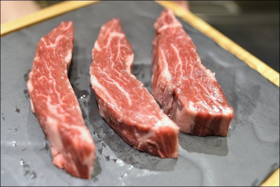 《台中美食景點》大江戶町活海鮮鐵板燒新開幕~把漁市場和肉品熟成室搬進日本風餐廳的台中小三井，牛排加龍蝦主廚套餐千元上下！