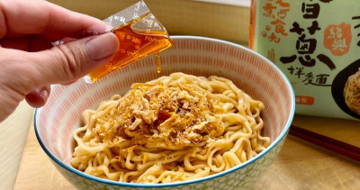 整包紹興酒加進去！敲碗超久的「台酒紹興香蔥拌麵」真的開賣了，「整包紹興酒直接淋」挑戰最強乾拌麵稱號。