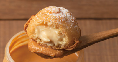 是新福源花生醬泡芙！最夯日式泡芙beard papa's「新福源花生卡士達泡芙」要吃到，全新「黑法式甜圈」巧克力尬花生超涮嘴。