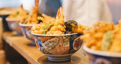 天丼買一送一吃爆！金子半之助、日本橋海鮮丼辻半「買一送一、免費吃」優惠登場，21天限定「開運御守刮刮樂」拚人品大爆發。