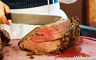 台中壽星吃到飽！台中長榮自助百匯吃到飽推出「生日優惠」壽星本人75折，要用現烤阿根廷紅蝦、現切頂級牛肉，搶攻台中吃到飽商機。