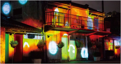 信義區下班族拍起來！四四南村免費光雕秀「南村有光」偷偷點燈，為期三年「老眷村光雕展」打造最美台北夜景。