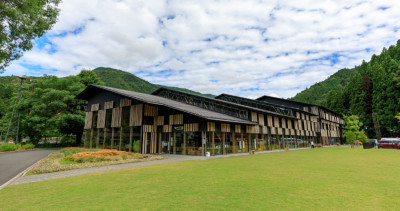 旅日不想人擠人就來這！日本「高知縣3大秘境」景點快筆記，療癒森林系「隈研吾木造圖書館」、品嚐海鮮「寧靜漁港小鎮」，一起挖掘高知不同的美。