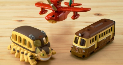 迷你貓巴士神還原！日本「吉卜力TOMICA小汽車」超萌登場，「龍貓貓巴士、神隱少女海原電車、紅豬飛行挺」全變掌中模型，宮崎駿鐵粉手刀全收。