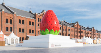 草莓控此生必朝聖！橫濱紅磚倉庫「2023年草莓祭典」2月將登場，IG搶拍「巨型倒立草莓」、再吃爆「草莓市集」10週年限定菜單。