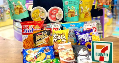 吃洋芋片配球賽！7-ELEVEN「奶油大蒜吐司餅乾」領軍7款異國零食開賣，再加碼「棒球經典賽周邊」吃零食看球賽，幫中華隊應援。