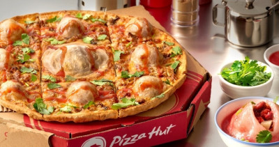 肉圓比薩有點狂！必勝客「呷霸王紅糟肉圓比薩」棒球造型登場，超台味「烤肉圓、加香菜」挑戰比薩控的極限。