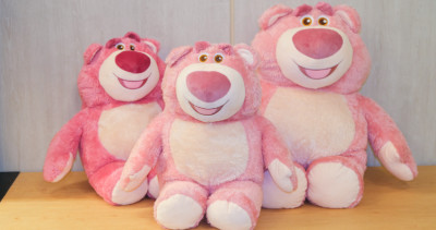 熊抱哥免費抱回家！粉嫩登場「雙色熊抱哥玩偶」鐵粉搶收藏，全品項「熊抱哥」77折趁特價買爆。
