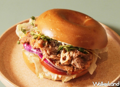 烤鴨貝果強勢登場！四四南村好丘信義店「烤鴨、壽喜燒」夾進貝果、一口爆餡大滿足，貝果控不能錯過的中西合併新吃法。