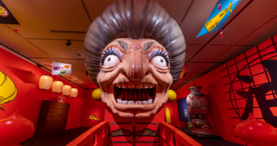 驚悚湯婆婆又回來了！「鈴木敏夫與吉卜力展」插旗福岡，3公尺超高「獵奇湯婆婆」、詭異笑容「巨型龍貓雕像」成為全場最大亮點。