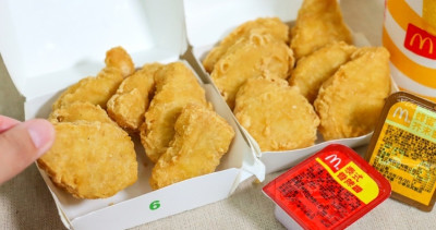 麥當勞買一送一吃不停！麥當勞歡樂送「薯餅、雞塊買一送一」，再加碼粉絲敲碗「無敵大麥克」悄悄回歸開賣。