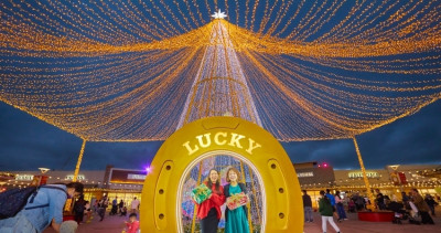 2023桃園華泰耶誕樹搶先看！桃園華泰名品城耶誕節限定燈海搶先開拍，重現90年代經典聖誕氛圍。