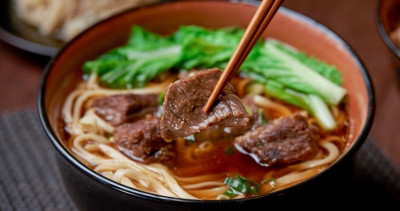 三商餐飲7705興櫃推優惠！三商巧福、拿坡里披薩領軍8間品牌優惠攻略，77折三商牛肉麵套餐、小披薩炸雞套餐吃起來。