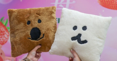 Dinotaeng抱枕在小七！7-ELEVEN草莓季15款新品一次看，草莓小熊維尼、迷你紅帽子禮盒、奇奇蒂蒂公仔買起來。