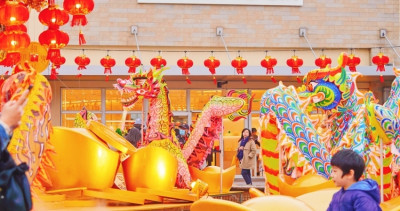 沒拍到會生氣！桃園華泰名品城「華泰唐人街」2024龍年限定場景、限時快閃24天，再加碼雙龍踩街大遊行、每天1000份發財錢母。