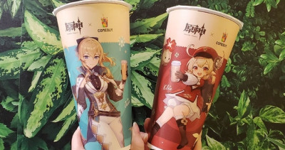 原神啟動！COMEBUY聯名原神「買2杯飲料送3款周邊」，配料超多「大麥紅三料、大麥奶雙料」可莉玩家喝起來。
