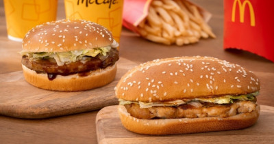板烤鷄腿堡回歸！麥當勞寵粉「板烤鷄腿堡、照燒豬肉堡」回歸開賣，鐵粉敲碗「就差奶昔沒回歸」跟麥當勞許願。