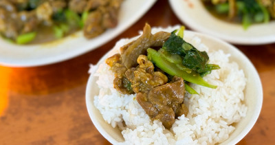 基隆夜市吃完來這！基隆人的白飯小偷「阿玉炒牛肉」咖喱炒牛肉超推，距離基隆火車站不到3分鐘。