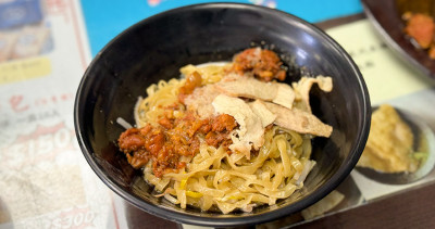 台南鹽水就要吃意麵！台南在地老店「阿妙意麵」肉燕酥與丸蛋湯必喝，夏天還有冷氣吹。