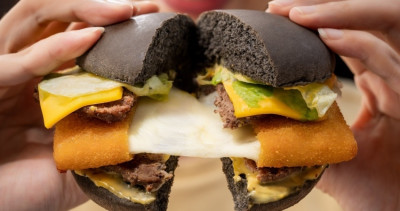 麥當勞買一送一！麥當勞「微牽絲起司排雙牛堡」快閃回歸，10元升級「蜂蜜紅茶、蜂蜜奶茶」許光漢也狂喝。