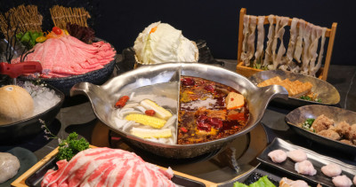 台北大巨蛋宵夜火鍋！搶先開箱「湊湊火鍋·茶憩」台灣一號店，5折優惠、35元小菜水果吃到飽。