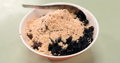 這碗麵茶冰超嗆！麵茶多到看不見冰，圓山花博冰店「冰山5角」逛展太熱就來吃，免費加3種配料超過癮。