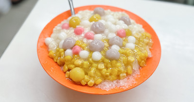 把玉米罐頭加進剉冰！日本人來台都吃這碗，萬華在地60年冰店「楊記花生玉米冰」招牌玉米冰超特別。