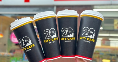 麟洋配金牌二連霸！2024巴黎奧運羽球男雙金牌5大通路優惠買一送一攻略，慶祝王齊麟、李洋拿金牌。