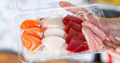 基隆百元生魚片回來了！鮪魚鮭魚通通100元，八斗子必吃海鮮「和平島橋頭 安生魚片」隨意搭配、高CP值別錯過。