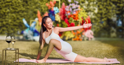 秋冬微醺瑜珈新體驗！慕舍酒店推出紅白酒暢飲與聖誕熱紅酒，在戶外瑜珈中找到身心平靜。