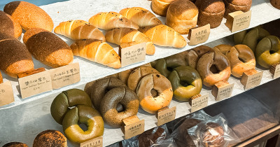 台南麵包店推薦「Umm Umm」手作貝果必買！招牌厚燒、肉桂捲必吃。