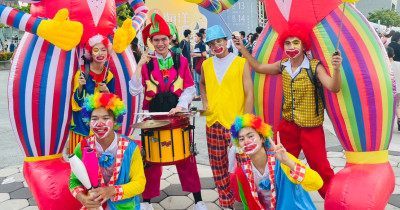 親子出遊就選這！誠品生活3米高小丑遊行 音樂劇，兒童節帶小孩來放電。