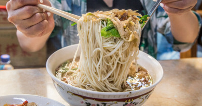 桃園美食隱藏版必吃清單！7間龍潭美食爆夯「超大碗公麵店 炸全雞便當」龍潭人排隊搶吃。