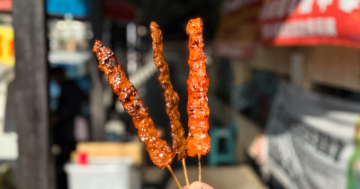 萬里美食推薦！金邊肉串餐車一串只要30元，異國串燒餐車在這。