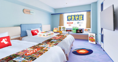 京都八條都飯店推出「Peyoung炒麵」主題客房，感覺醬汁香氣瀰漫整個房間。