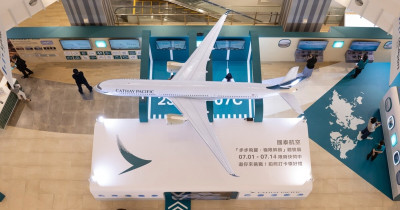 巨型飛機在南港！國泰航空快閃展在南港LaLaport，飛機模型闖關抽機票。