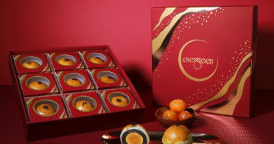 冠軍蛋黃酥預購開跑！台中長榮桂冠月餅禮盒，匯集銷售百萬顆蛋黃酥、綠豆凸與廣式月餅，品味跨世代的經典美味。