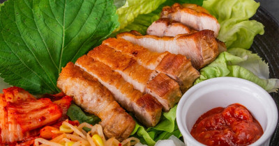 員工餐廳變身美食護照！「普橘島」推許願池限定韓式烤肉包菜，厚切五花肉與獨家醬料重現道地美味，堪稱科技業福利天花板。