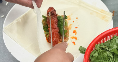 宜蘭烤香腸4間推薦！花生捲香腸超酷，玉田碳烤香腸必吃，這家竟然是台裝甲車。