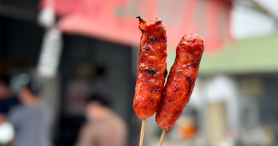 宜蘭碳烤香腸霸主！玉田碳烤香腸 礁溪必吃小吃，刷上自製辣醬超讚。