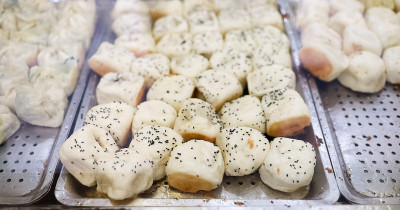 基隆暖暖必吃早餐！諸城水煎包 20元開吃，在地80年老店、大蒜辣椒任你加。