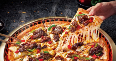 胡同燒肉披薩半價！達美樂X胡同燒肉 秘醬嫩牛燒肉披薩，中秋烤肉披薩半價開吃。